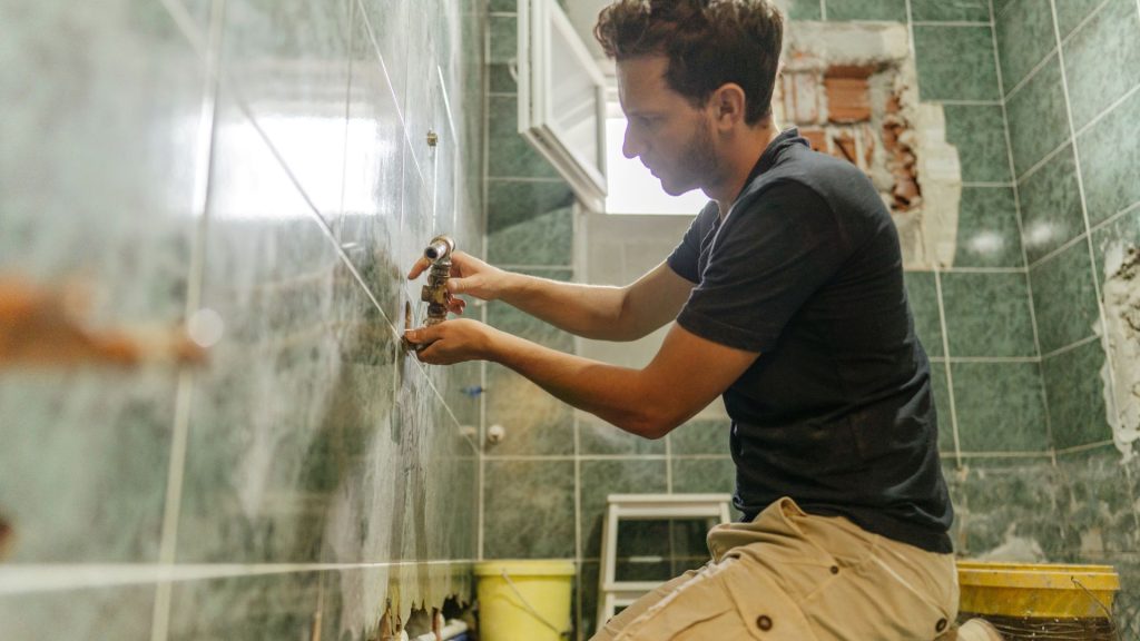 Stehst du vor der Herausforderung, dein Badezimmer zu renovieren? Dann bist du hier genau richtig! Wir nehmen dich mit auf die Reise von der ersten Idee bis zur fertigen Umsetzung deines Traumbadezimmers.