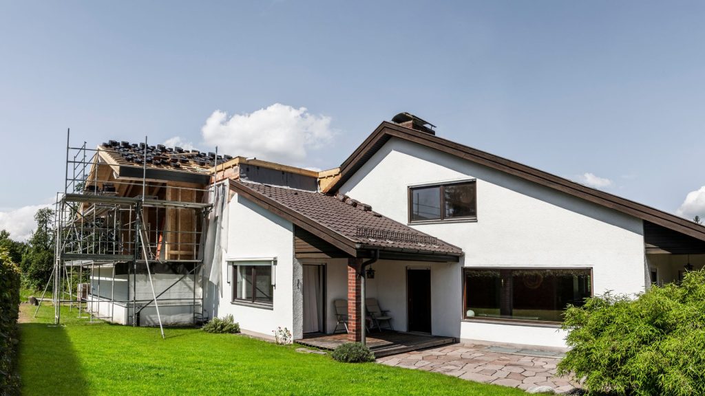 Hast du schon mal darüber nachgedacht, dein Haus zu erweitern und einen Anbau zu planen? Hier erfährst du, wie du dabei vorgehst und was es kosten könnte.