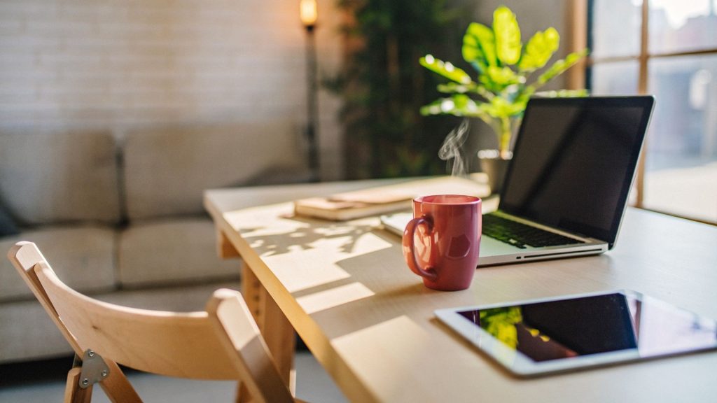 Willst du zuhause effizient arbeiten? Wir zeigen dir, wie du dein Home-Office ideal gestaltest.