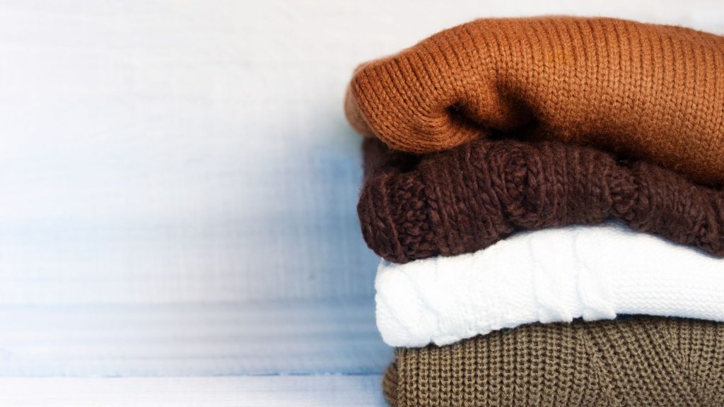 Bereite dich optimal auf die nächste Saison vor, indem du deine Winterkleidung richtig einlagerst. Diese einfachen und effektiven Tipps helfen dir, Platz zu sparen und deine Kleidung in bestem Zustand zu halten.