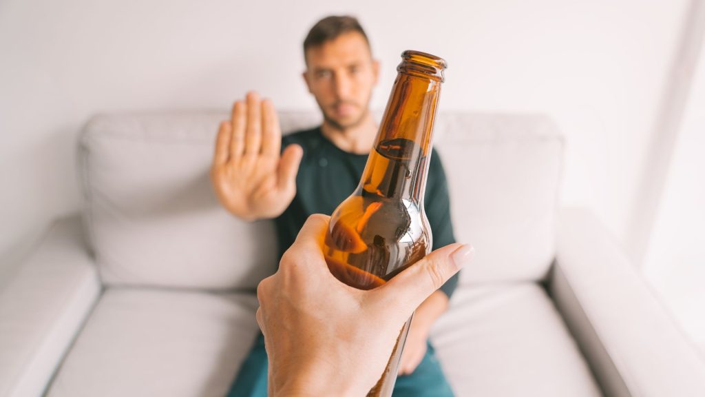 Wir alle kennen die gesellschaftliche Rolle des Alkohols – bei Feiern dabei, zum Essen oder einfach ein Feierabendbier. Aber was macht moderater Konsum wirklich mit unserer Gesundheit?